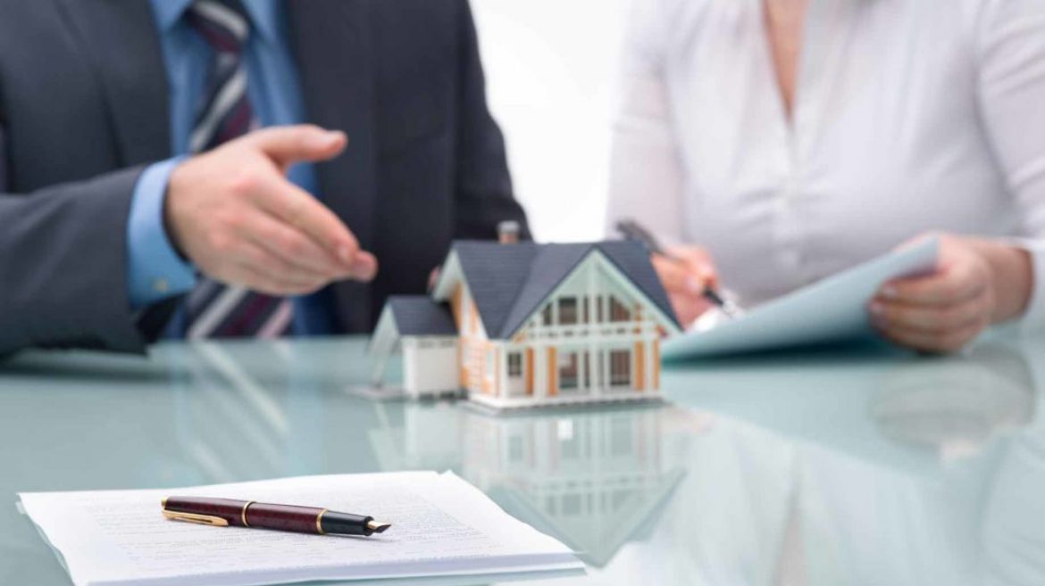 real-estate-agent-meeting-1068×600-1170×0-c-center