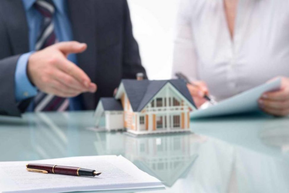 real-estate-agent-meeting-1068×600-1170×0-c-center